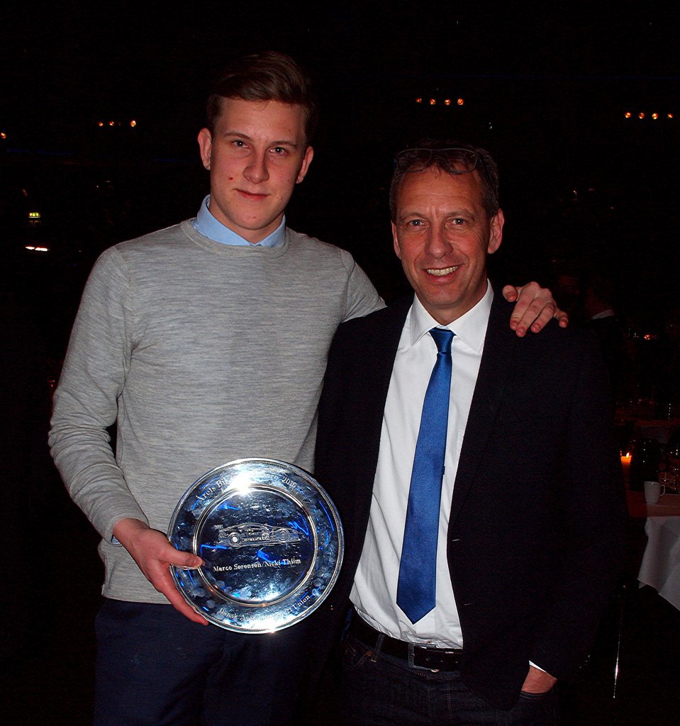 Lillebror Lasse (t.v.) modtog DMA-hæderen i Marco L. Sørensens fravær, og naturligvis var far Ruben også til stede ved Dansk Motorsports Award 2016 i Messecenter Herning